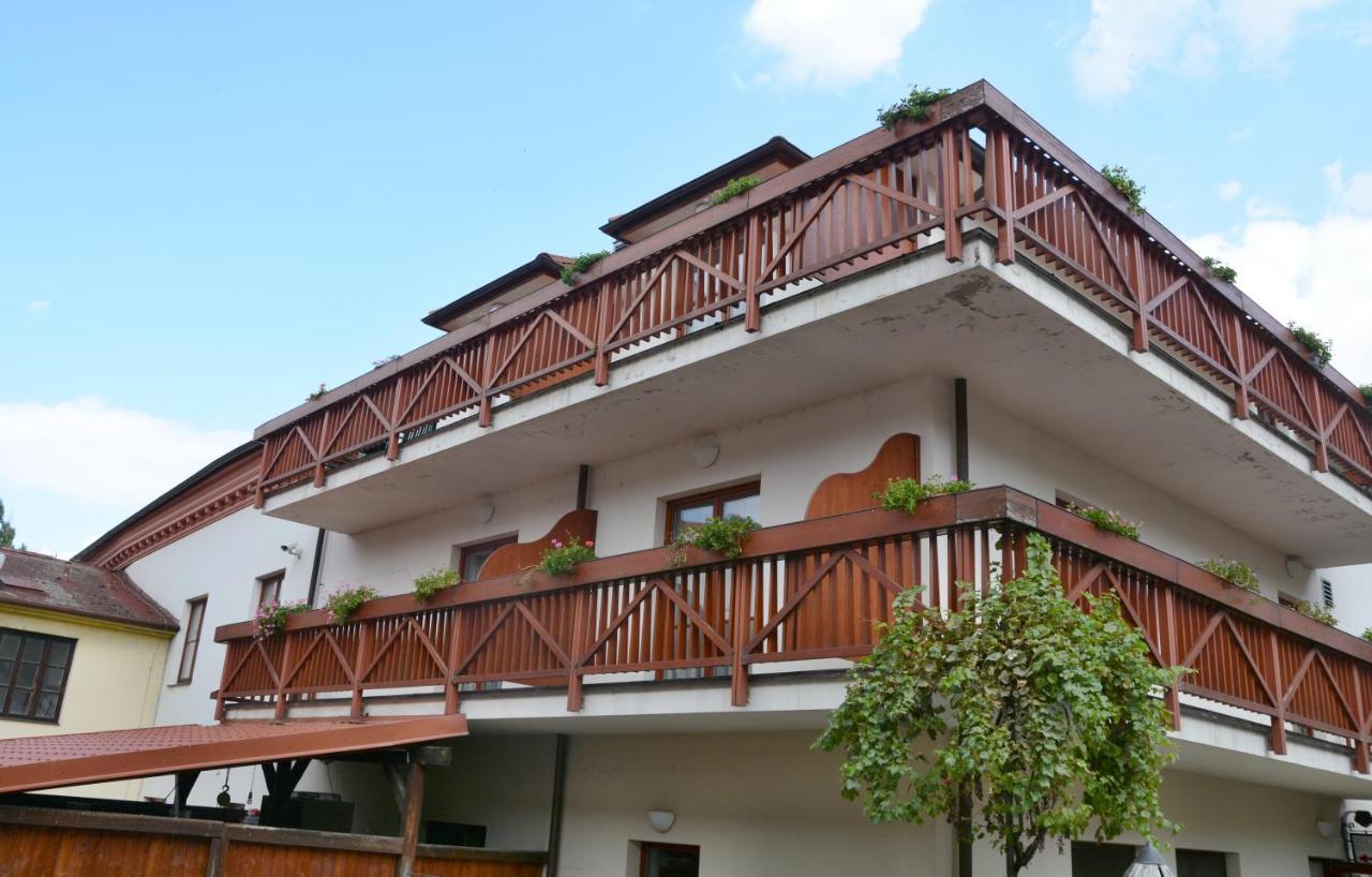 Kounicky Dvur Hotel Dolni Kounice Luaran gambar