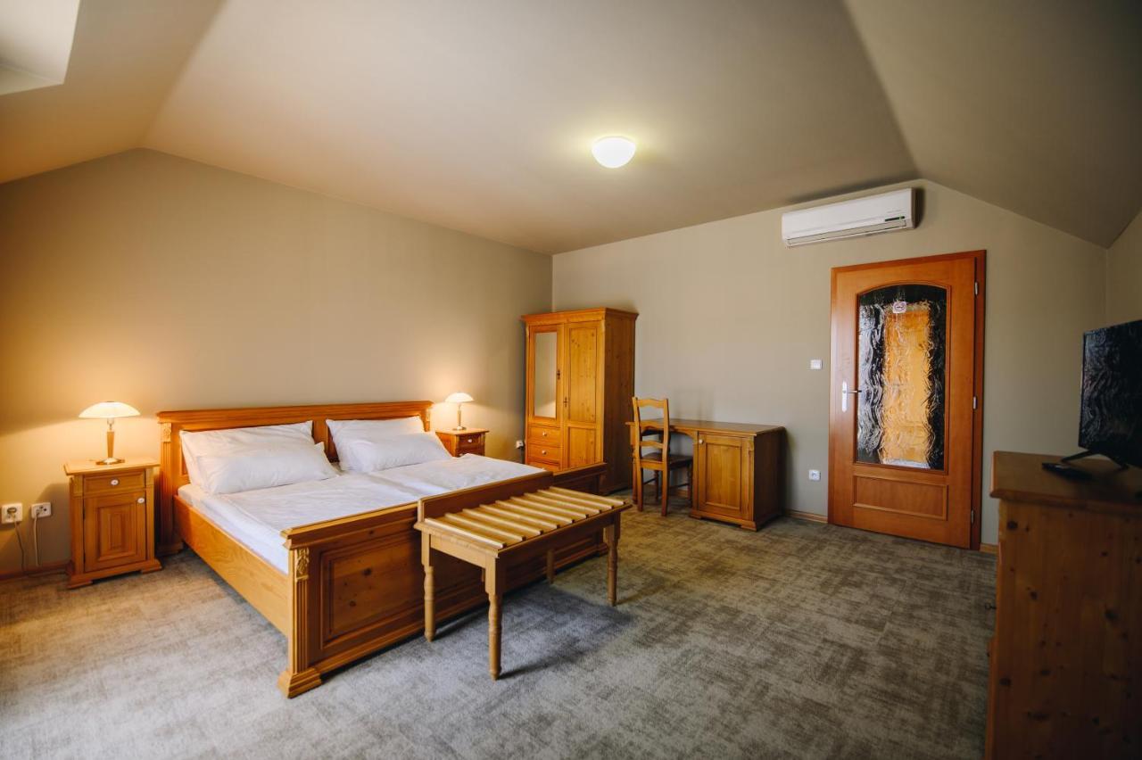 Kounicky Dvur Hotel Dolni Kounice Luaran gambar