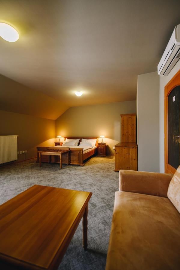 Kounicky Dvur Hotel Dolni Kounice Luaran gambar