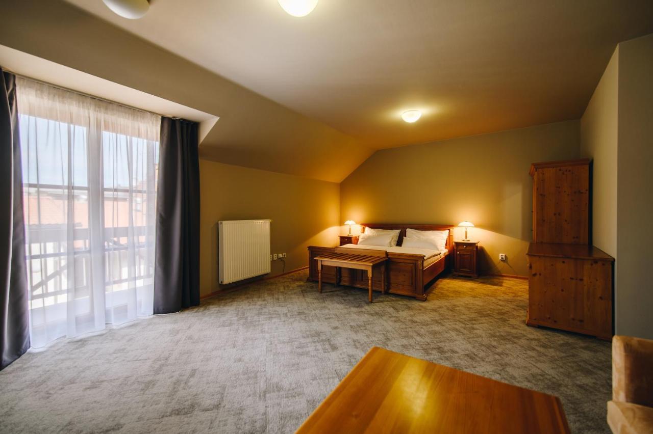 Kounicky Dvur Hotel Dolni Kounice Luaran gambar